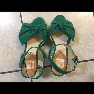 Dv8 Pristen Bow Wedge - green size 7; new w/ tag